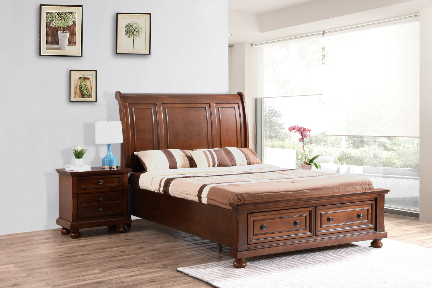 Traditional Cherry Queen Bed For Cozy Spaces